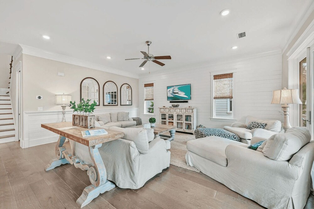 Barefoot Paradise by Avantstay Walk to Beach, Pool, Bikes