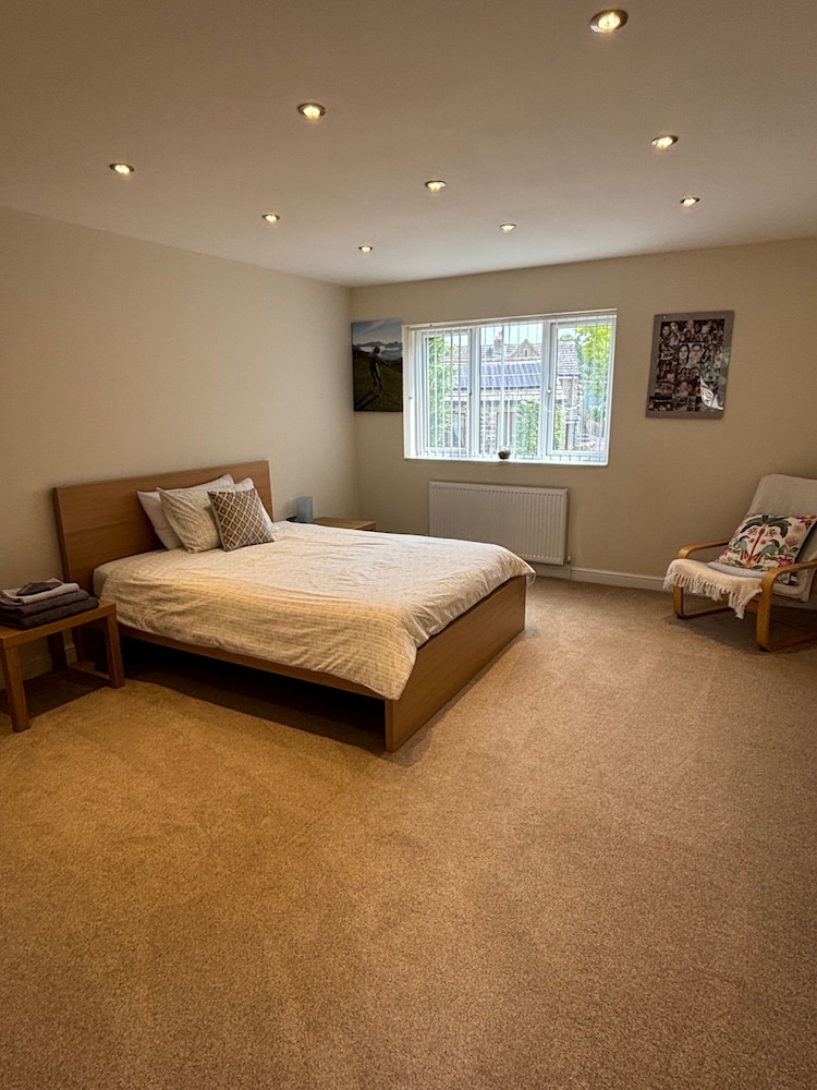 12 Guests - Hot Tub - Free Parking in Huddersfield