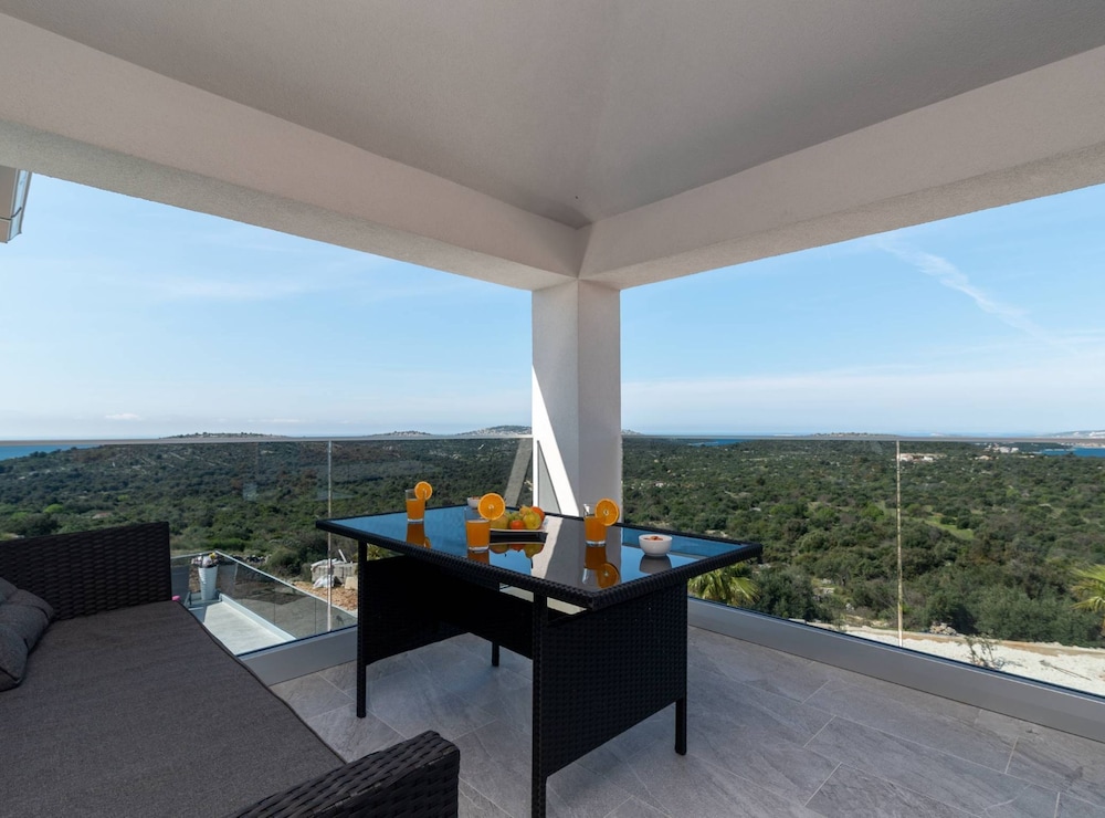 Luminous Infinity Villa With Pool and Gym