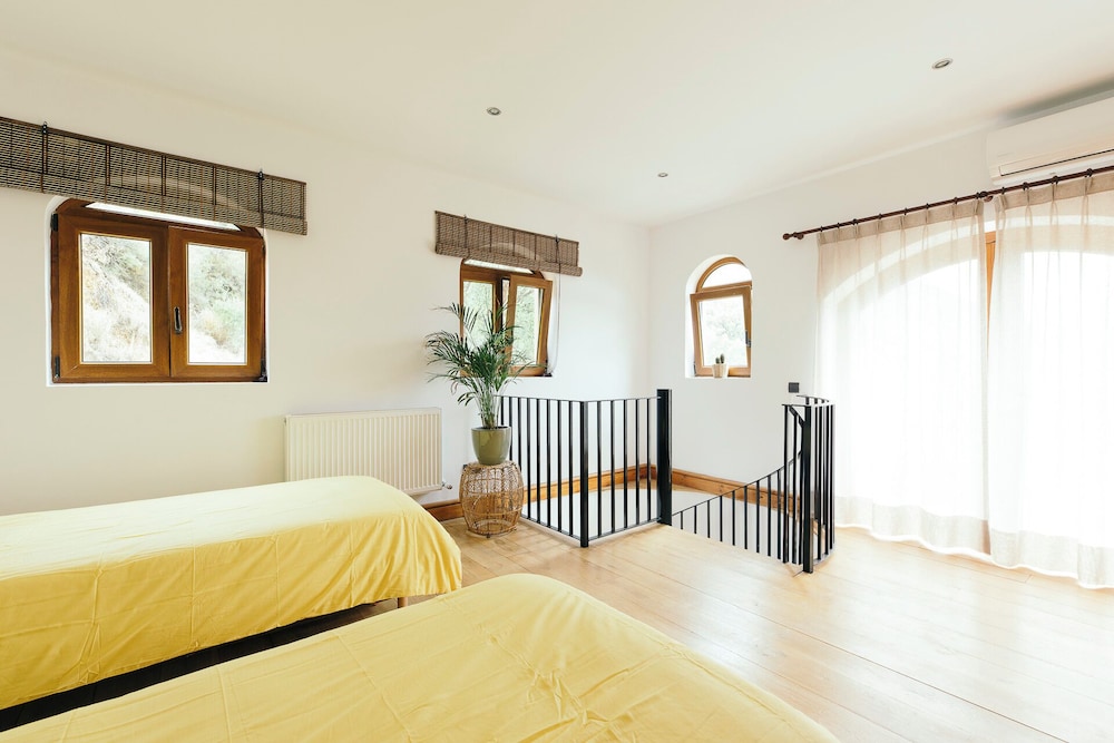 Luxurious 5 Bedroom Villa With Waterfall Closeby