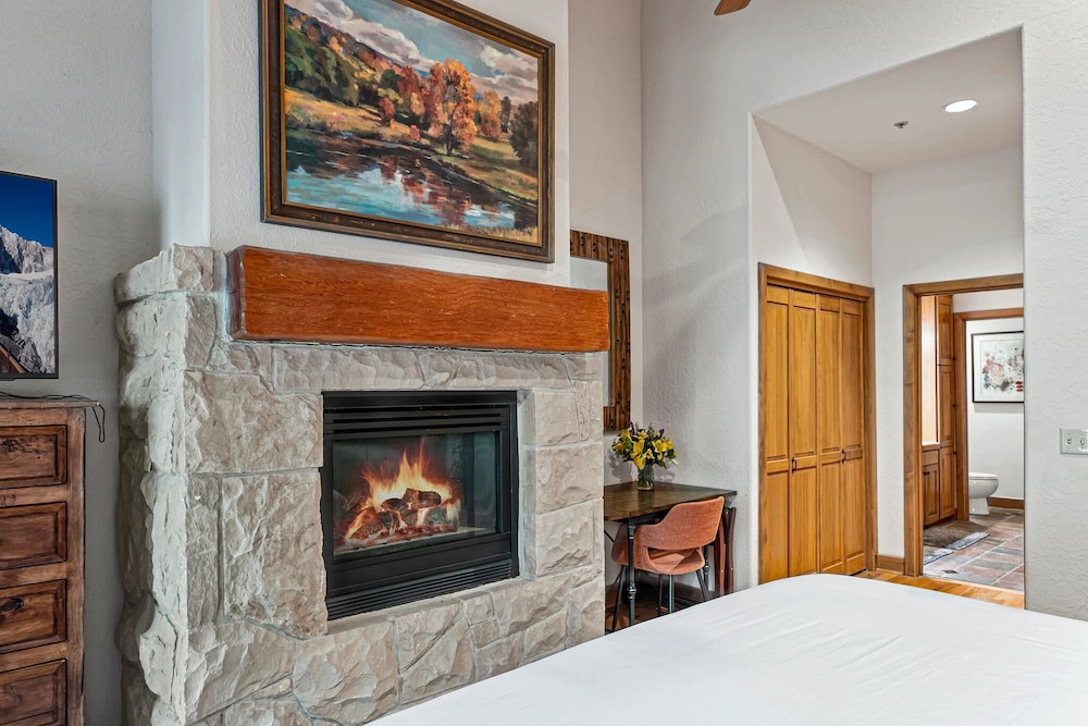 Sterling Lodge at Deer Valley Resort - Three Bedroom Condo with Hot Tub #111 3 Condo