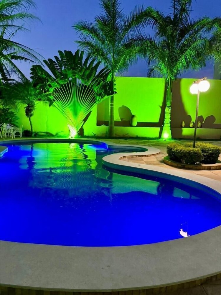 Casa com Piscina - Quartos Privativos