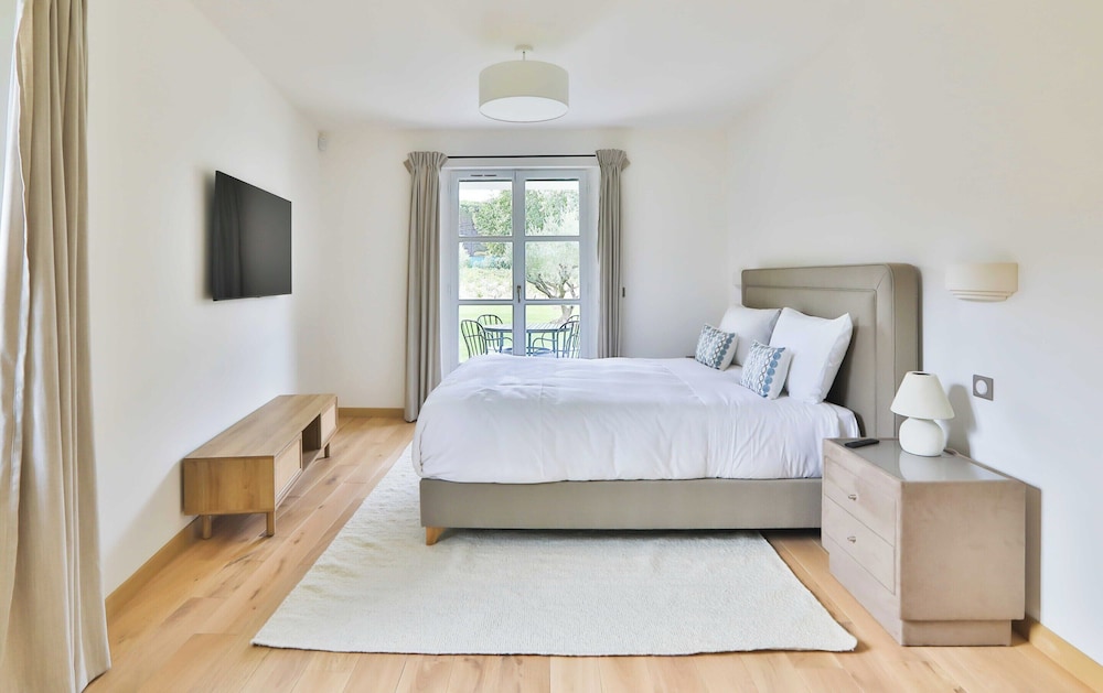 Magnificent Villa Overlooking the bay of Canebiers view 4