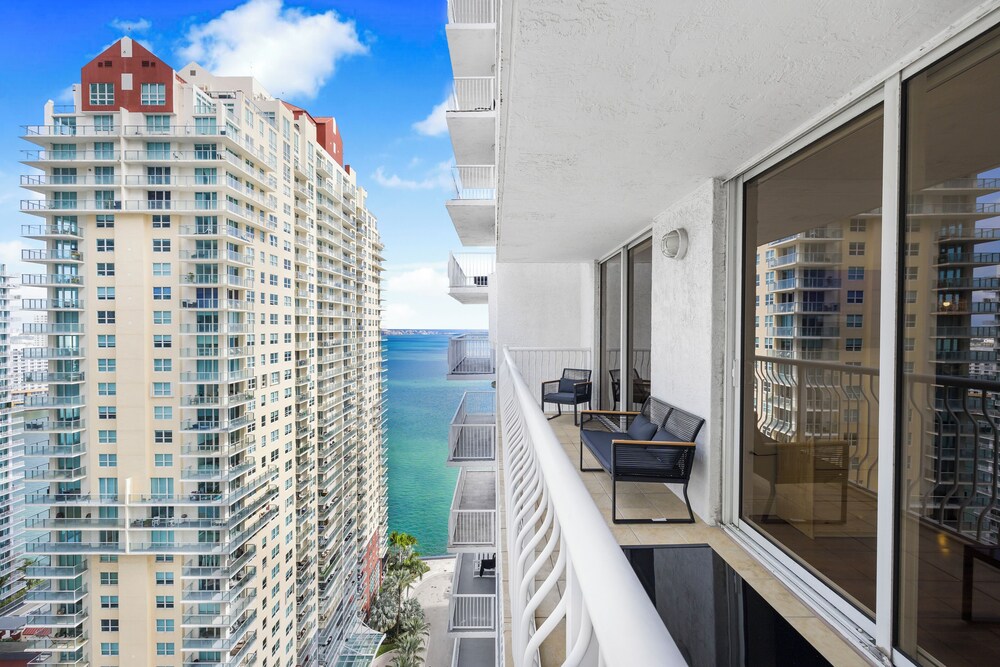 Sky High 31st Floor Condo W Parking