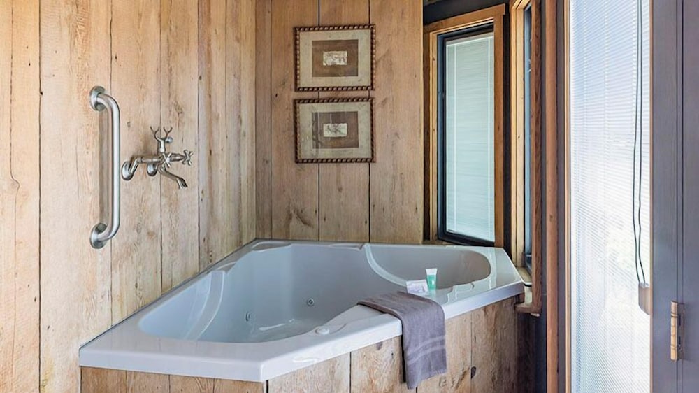 Twin Pine Manor Bed & Breakfast