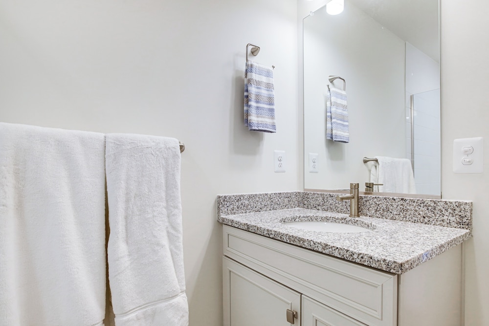 < 1 Mi to Dtwn: Waterfront Townhome in Cambridge!
