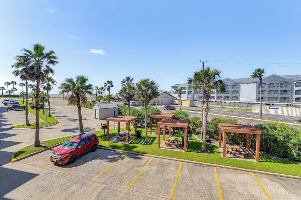 Stroll to Shore: Gem w/ Pool Access in Galveston
