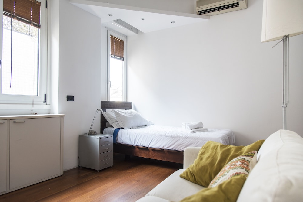 Bright Terrace Apartment in University District