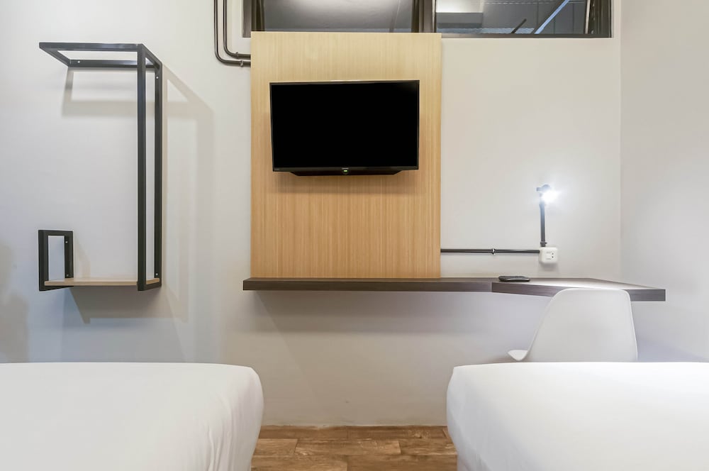 RedDoorz Plus near Gandaria City Mall 2 view 4