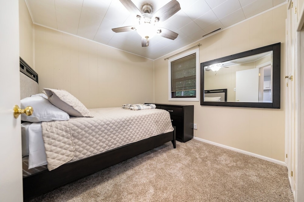 Spacious 3BR House With Firepit & Grill, Near Beach