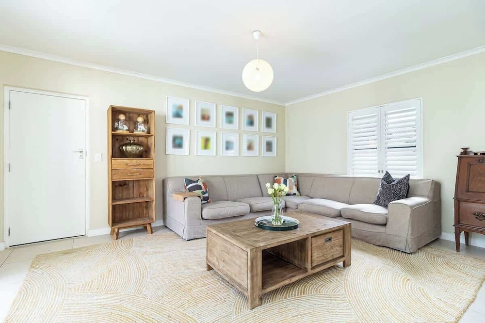 Spacious Sunningdale Retreat With Poolside Charm