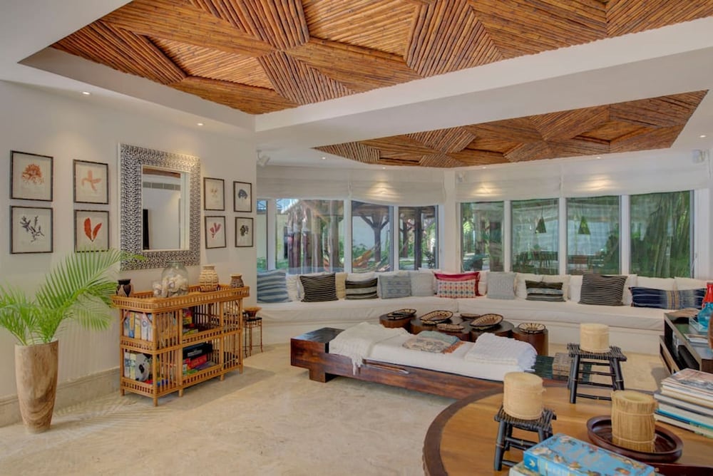 6 BR Beachfront Lush Oasis