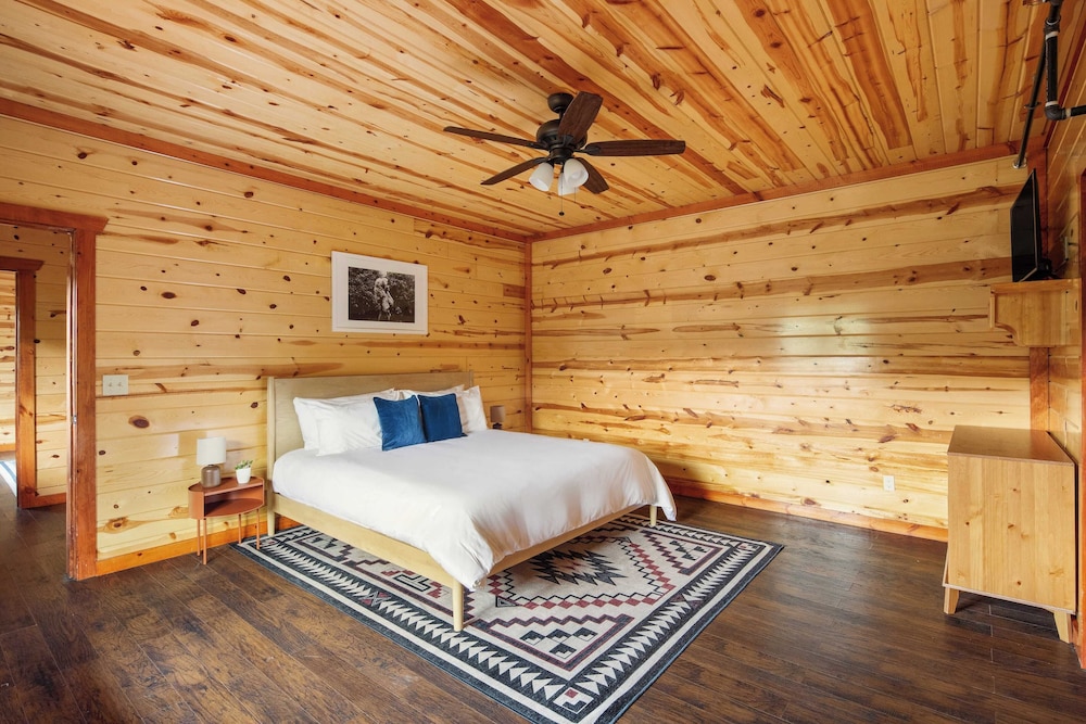 Smoky Ridge by Avantstay Renovated Cabin w/ Indoor Pool Game Room + Theater