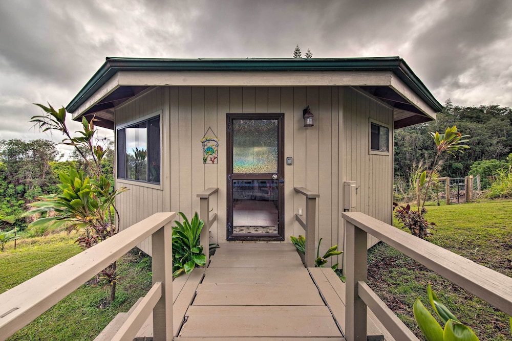Hilo Couples Retreat  6 Miles to Honoli'i Beach! - Property Image 7