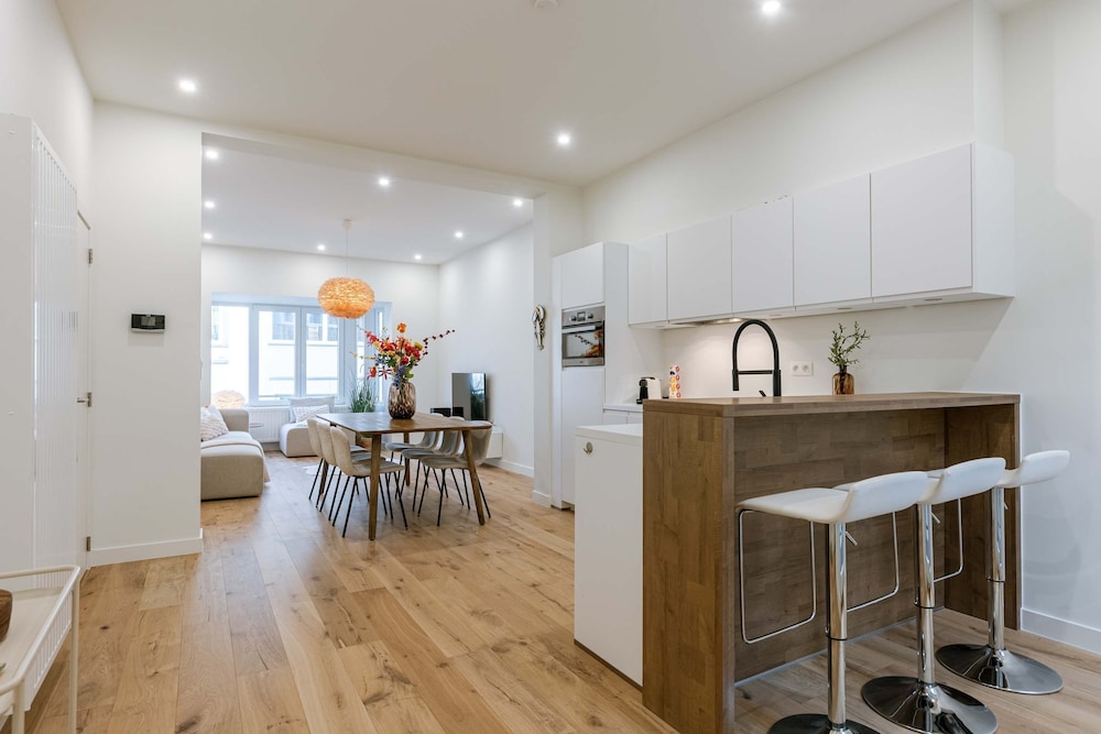Huswell - Charming Central Apartment in Ostend - Perfect for 7 Guests