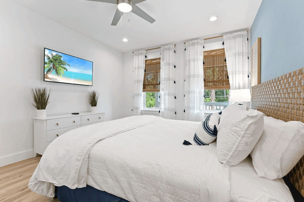 Chic Shack by Avantstay Private Pool, Walk to Beach, Sleeps 13!