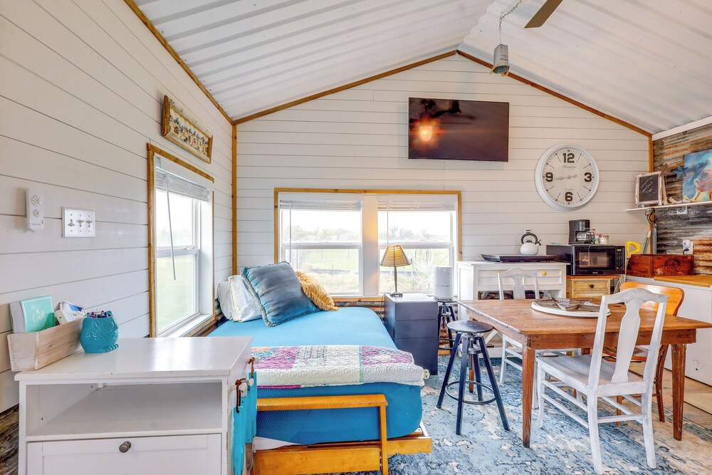 Bunkhouse on Working Texas Ranch w/ Horses & Cows!