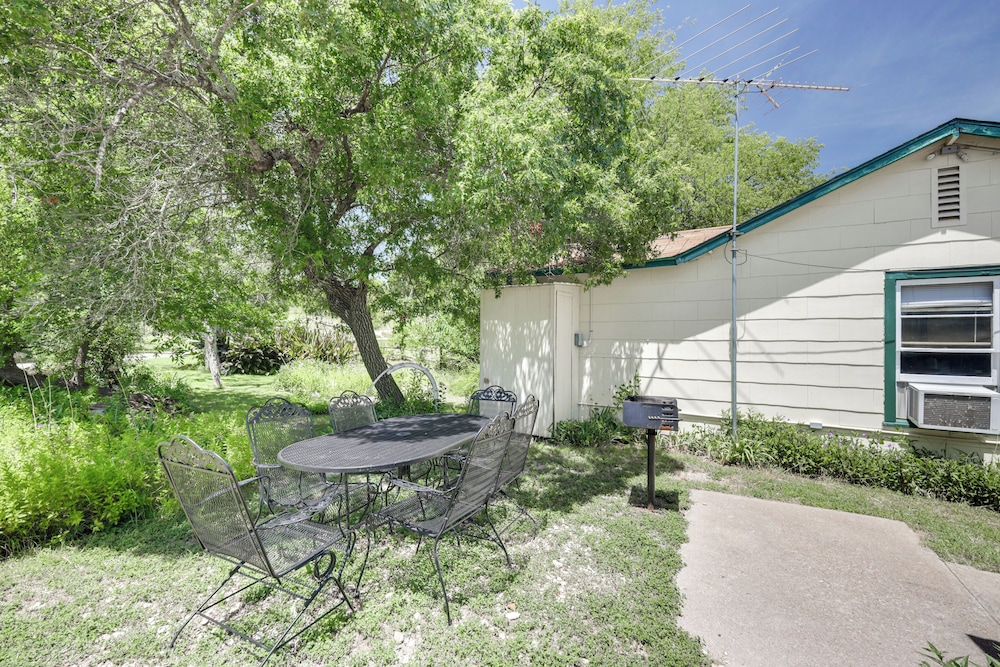 On-site Trails! Cozy Whitney Cottage 2 Mi to Lake