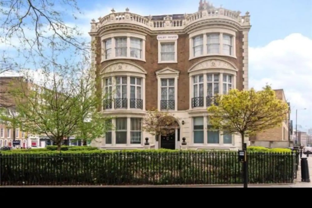 Chic, Newly Renovated Studio Apartment in Angel