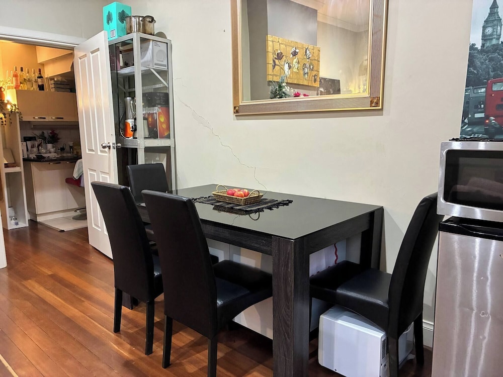 Cozy Tusmore Apartment With Private Garden City View Near Burnside Village Mall