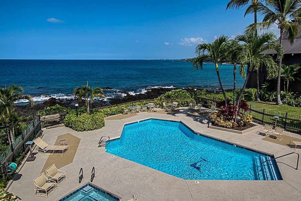 Beautiful Oceanfront - Air-conditioned - Sleeps 6 - Walk to Beach - Vrkcv