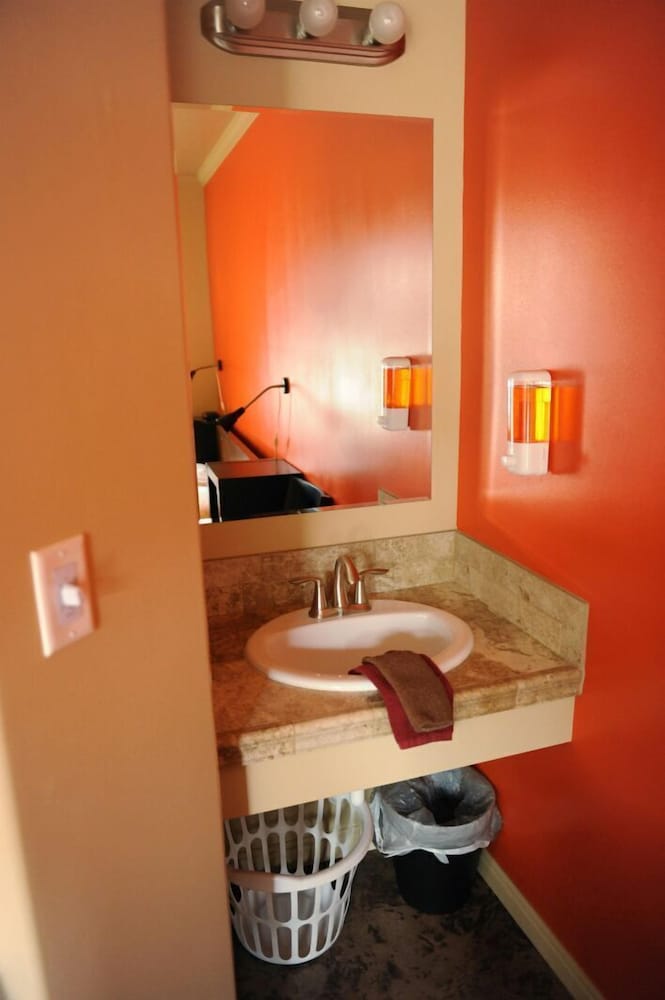 Camelot Inn at Honeyville - Property Image 1
