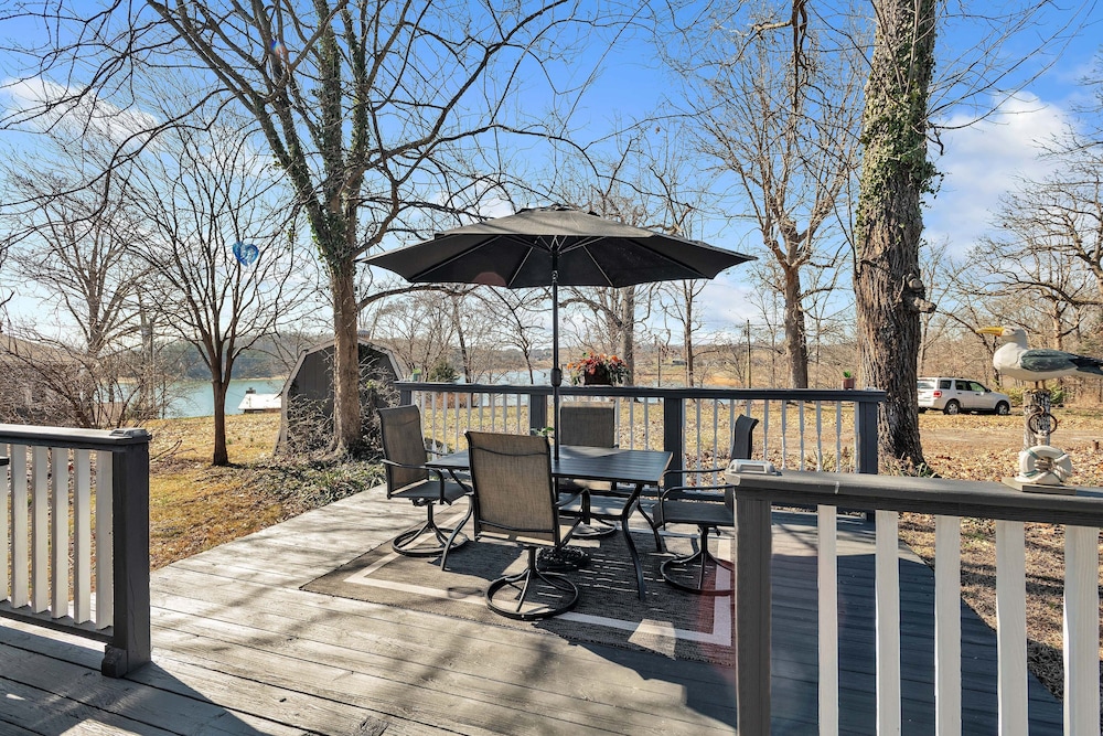 Beautiful Lakeview Chateau With Stunning Views 3 Bedroom Home