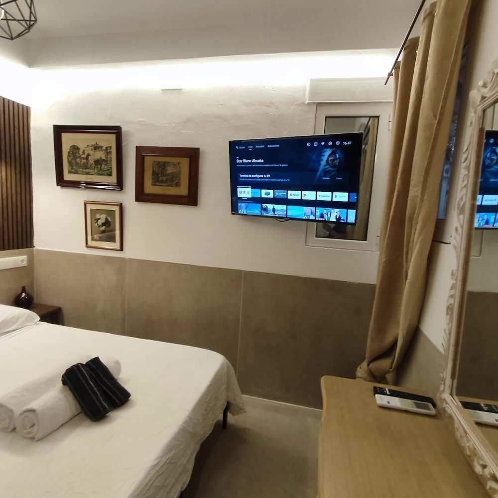 House with 9 private rooms