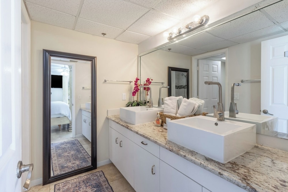3BR Gulf-front Luxury w/ Pool Bar & Spa Baths