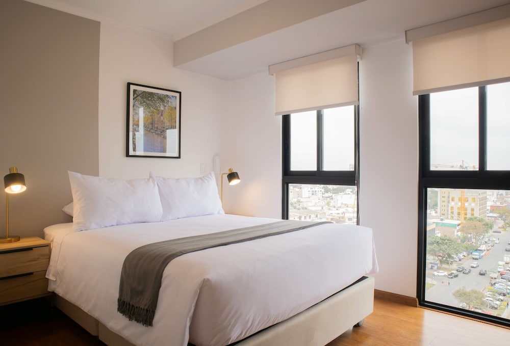 w Inviting 2BR w Balcony in Miraflores
