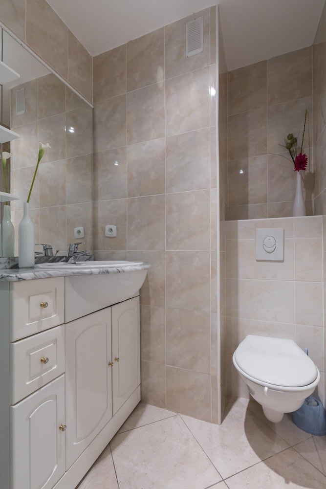 Modern 3 Bedroom 3 Bathroom Apartment for Rent Near Cannes Old Town Walking Distance to Palais - 2000