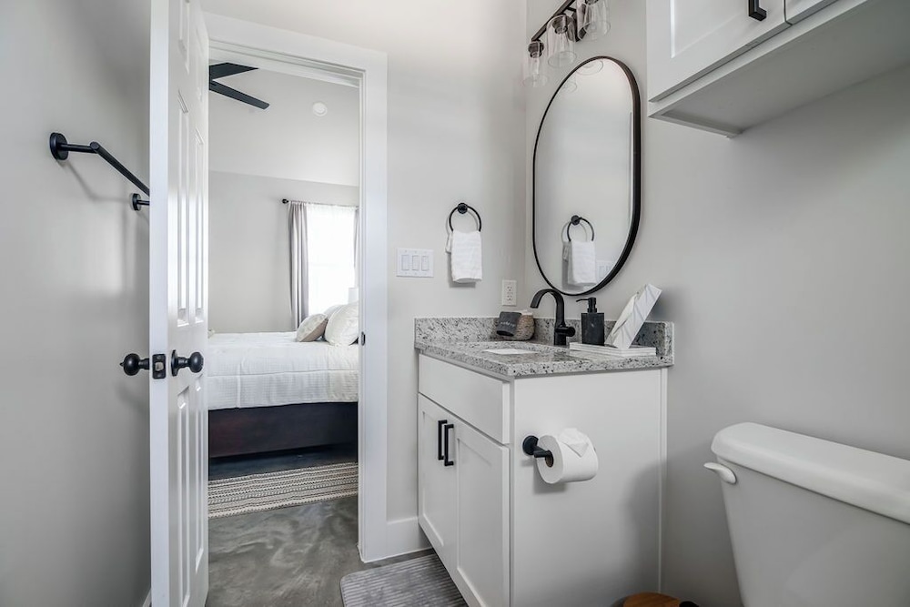 Pet Friendly W/hot-tub-six Minutes to Downtown!
