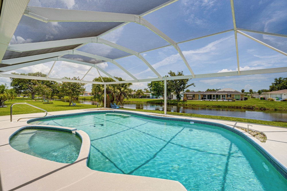 Pool & Spa: Canal-front Home Near Beaches