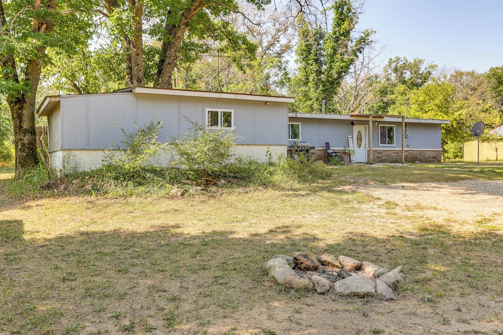 Pet-friendly Retreat: Over 3 Acres in Baldwin!