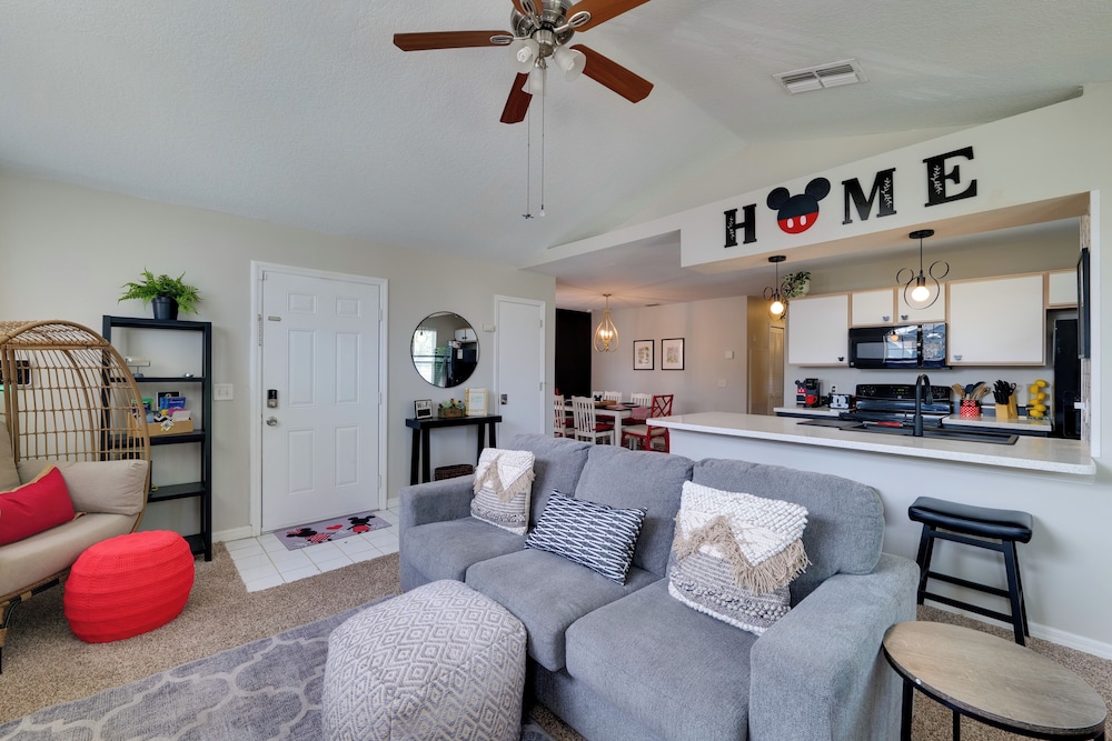 5 Mi to Wdw: Resort-style Condo w/ Pool Access