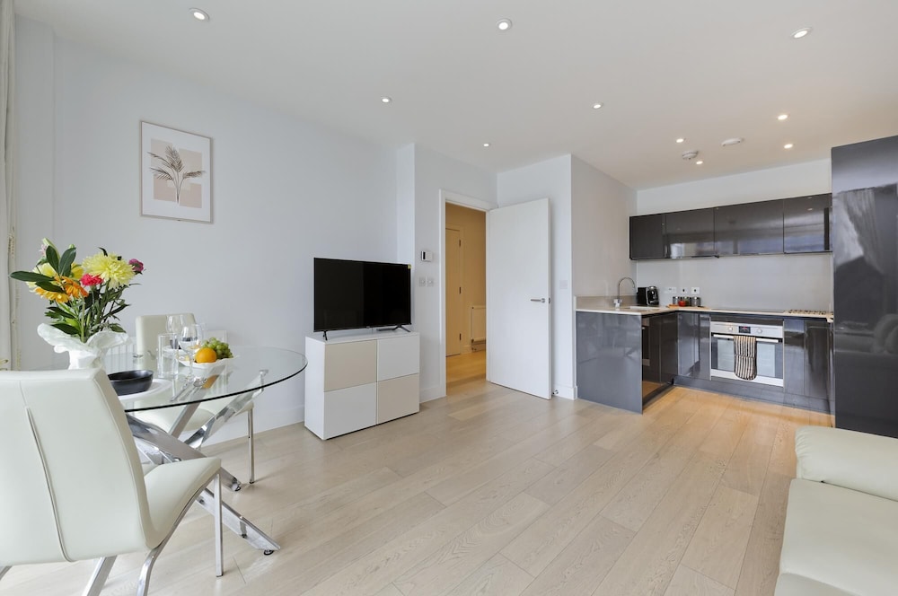 Large one Bedroom Flat With Balcony Near Waterloo by Underthedoormat