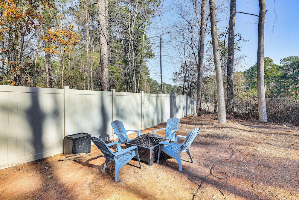 5 Mi to Stone Mountain: Lithonia Getaway