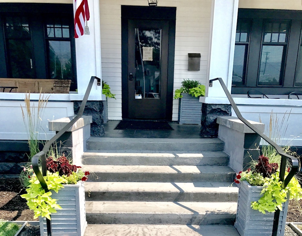 The Landing Hotel and Dining