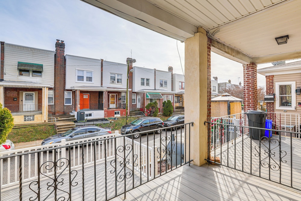 6 Mi to Eagles Games: Stylish Philly Townhome!
