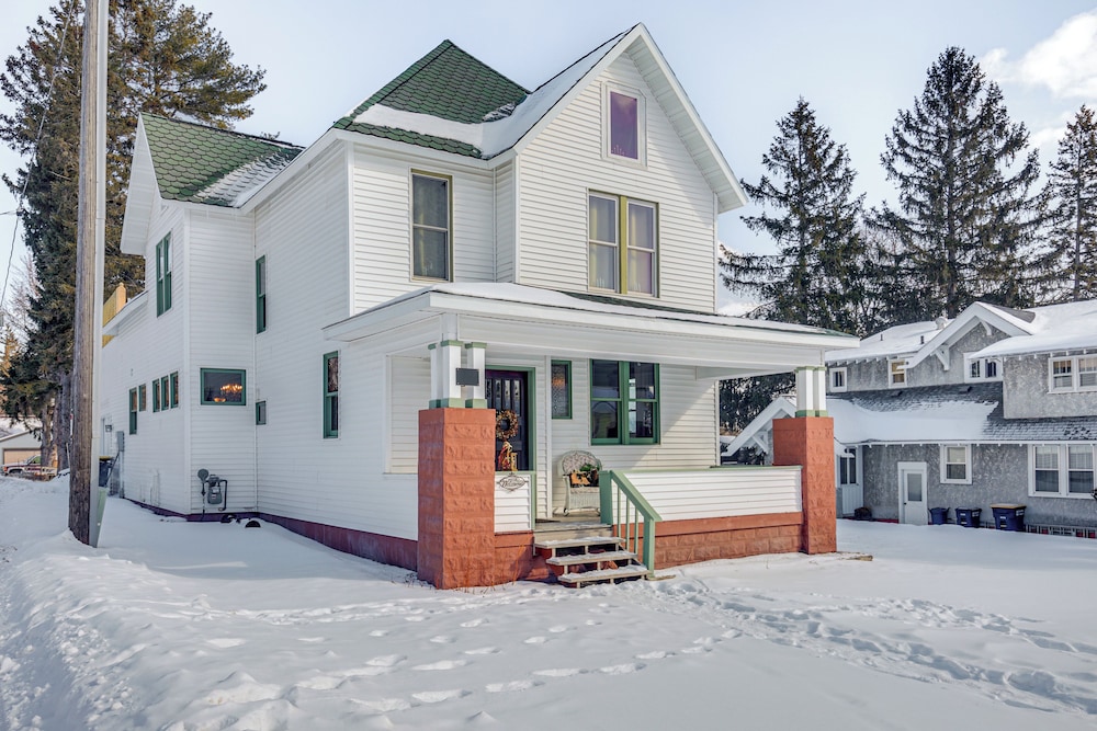 Close to Lake Superior: Walkable Washburn Charmer!