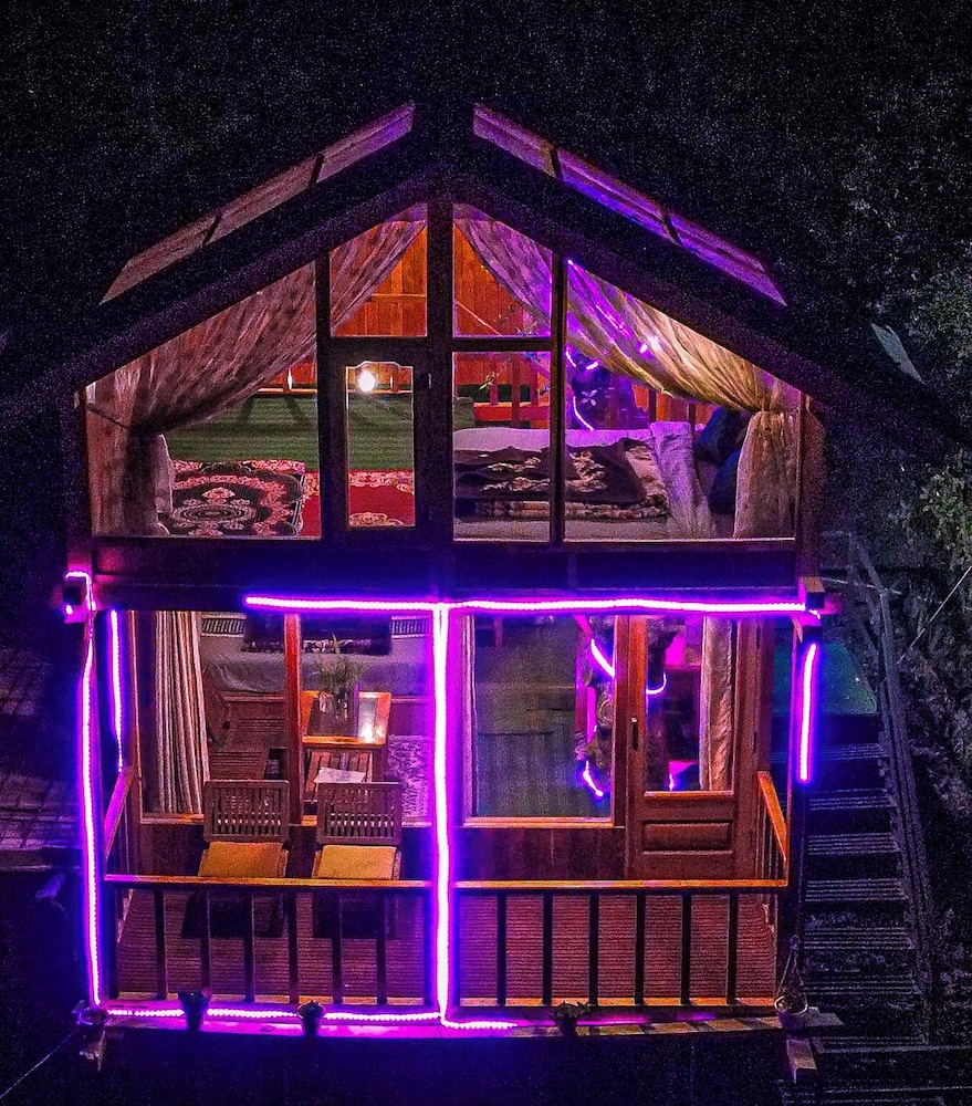 WOW Treehouse & Cottages