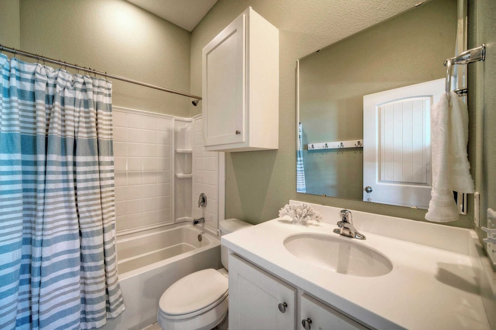 Sleeps 24, 2 Homes Pool, Backyard Tiki Bar, Fire Pit, Cornhole Walk to Beach