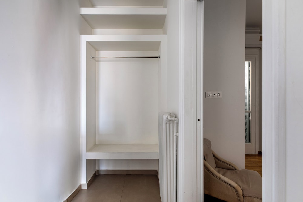Attica - Captivating 2-Bedroom Apt & Balcony in Athens