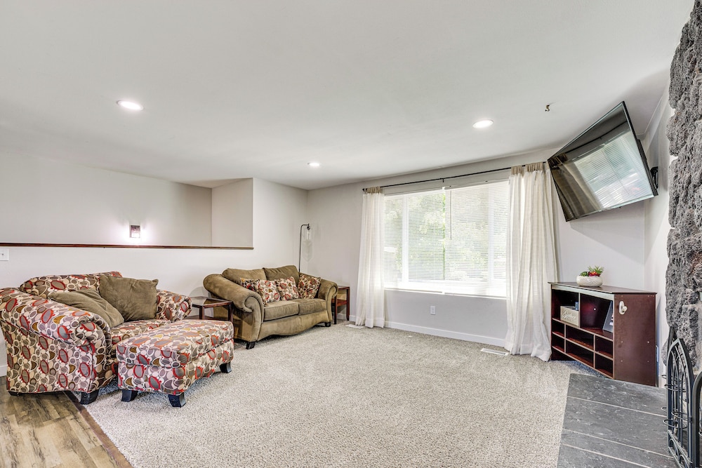 Cozy Apt w/ Private Deck, 2 Mi to Toyota Center!