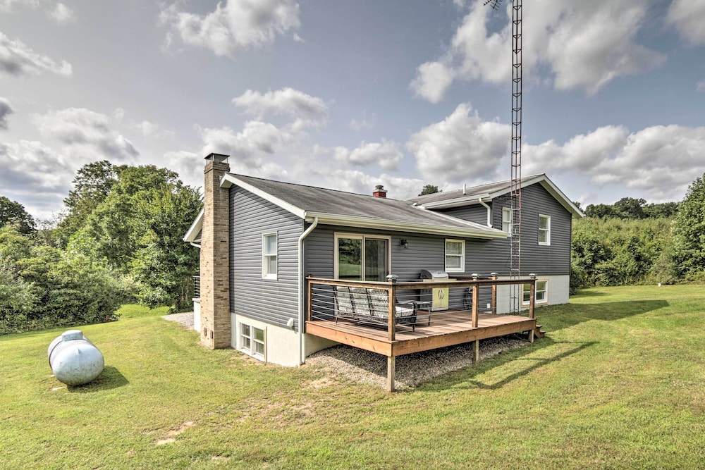 Modern Zanesville Escape w/ Deck & Spacious Yard view 3