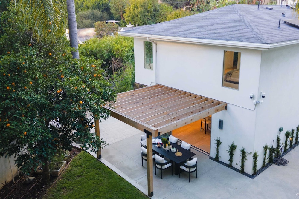 Luxury Hollywood Hills Home With Pool, Outdoor Dining & Iconic Views Skyline Chalet