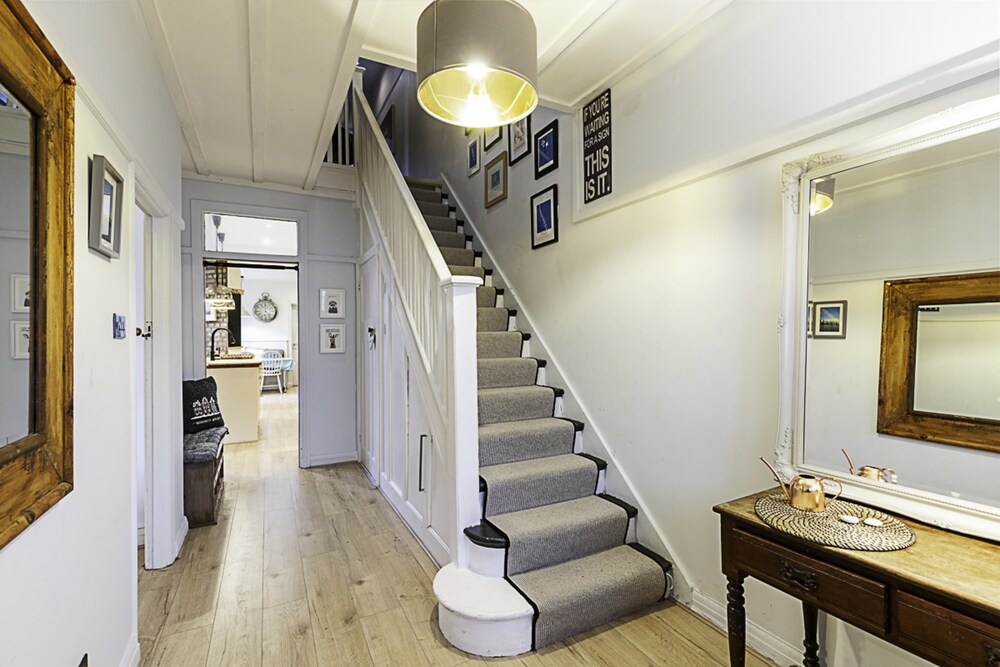 Gorgeous 4-bed Home With a Fireplace and Terrace