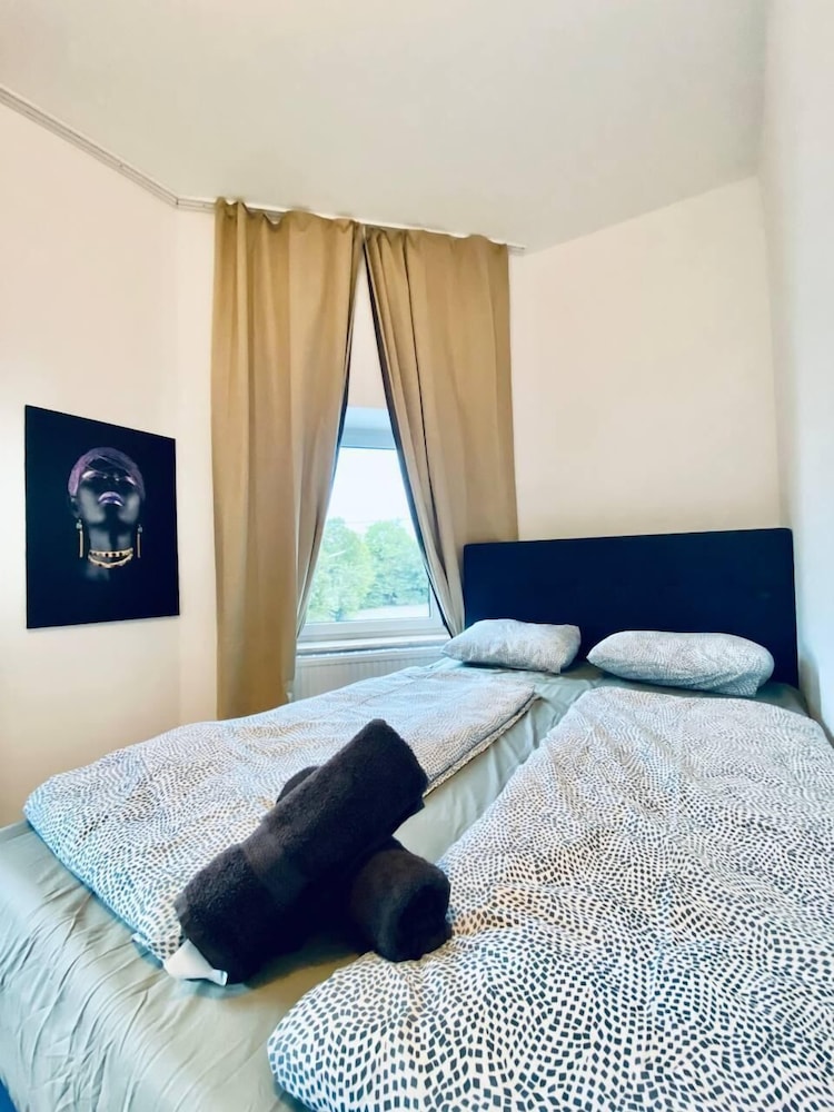 Spacious 4BR Apt Perfect for Groups