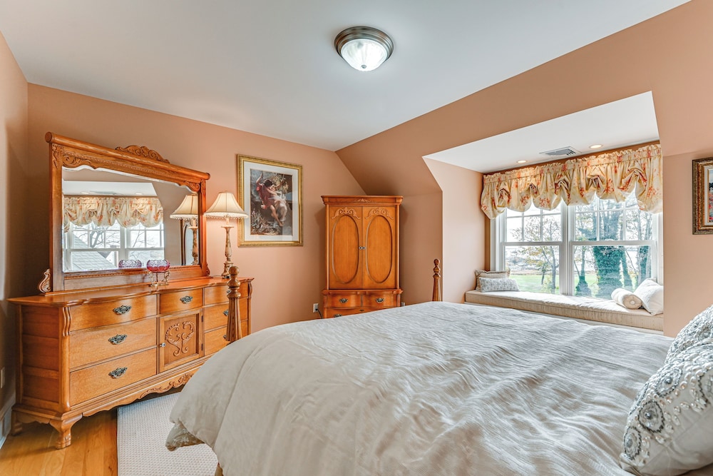 Groton Home < 1 Mi to Beach on Long Island Sound!