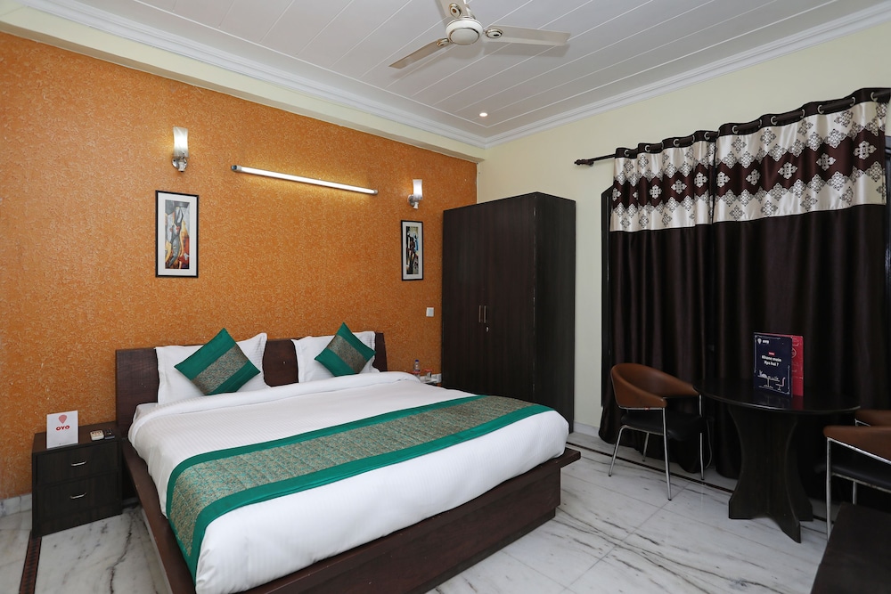 OYO 11606 Galaxy Inn